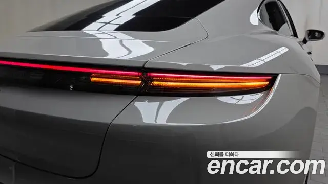 Porsche Taycan 2024 — Photo 6/36