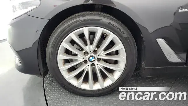 BMW 5 Series 2018 — ფოტო 15/20