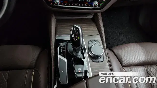 BMW 5 Series 2018 — ფოტო 4/20