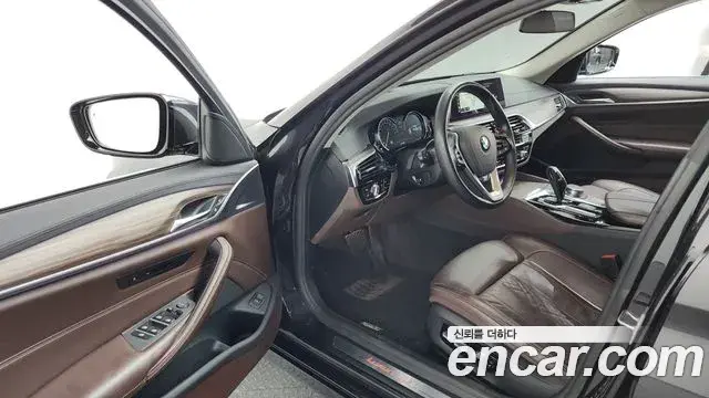 BMW 5 Series 2018 — ფოტო 2/20