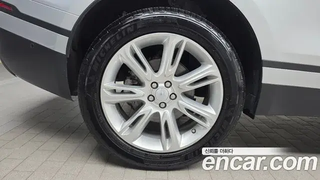 Land Rover Range Rover Velar 2018 — Şəkil 28/31