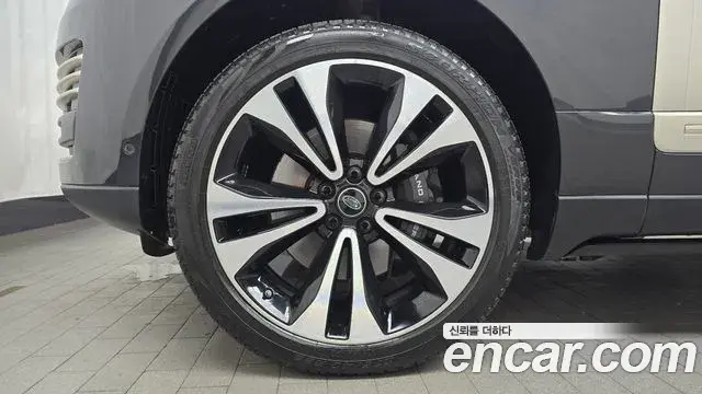 Land Rover Range Rover 2021 — ფოტო 2/33
