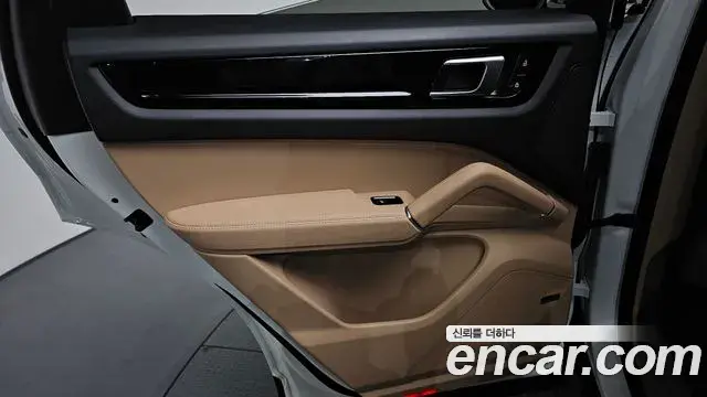 Porsche Cayenne 2022 — ფოტო 17/35