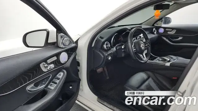 Mercedes-Benz C-Class 2019 — Photo 6/30