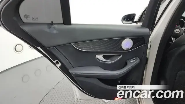 Mercedes-Benz C-Class 2019 — Photo 9/30