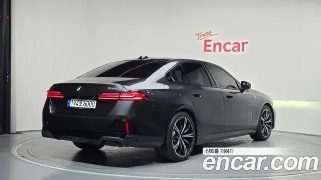 BMW 5 Series 2024 — ფოტო 8/20
