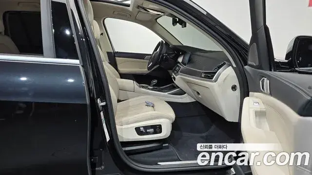 BMW X7 2022 — ფოტო 33/35
