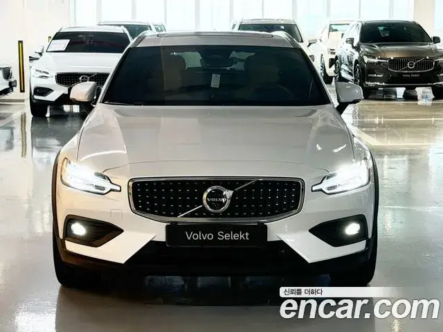 Volvo V60 Cross Country 2025 — Фото 2/19