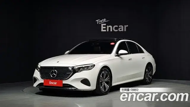 Mercedes-Benz E-Class 2025 — Photo 12/20