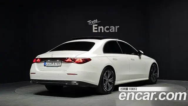Mercedes-Benz E-Class 2025 — Photo 13/20