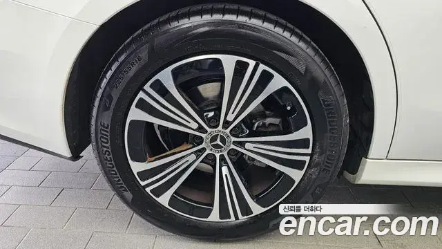 Mercedes-Benz E-Class 2025 — Photo 15/20