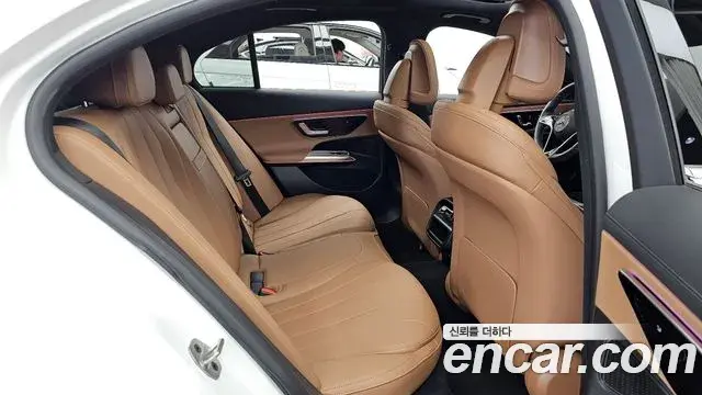 Mercedes-Benz E-Class 2025 — Photo 1/20