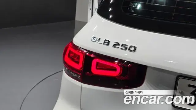 Mercedes-Benz GLB-Class 2021 — ფოტო 11/31