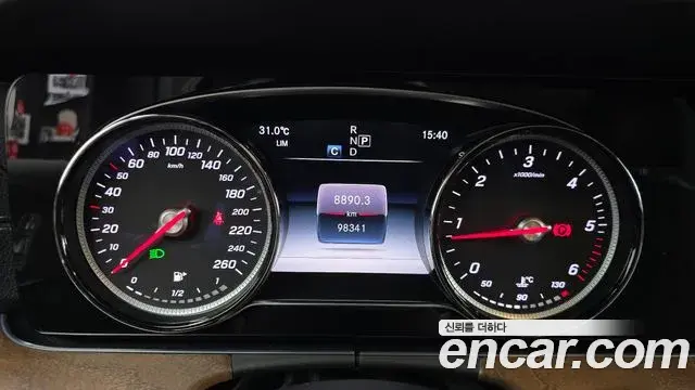 Mercedes-Benz E-Class 2019 — Photo 19/34