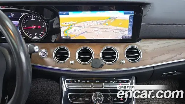 Mercedes-Benz E-Class 2019 — Photo 22/34
