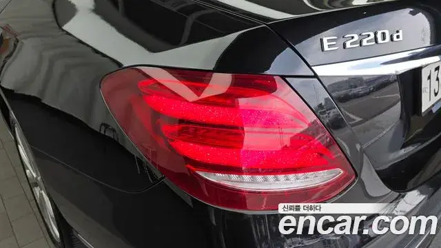 Mercedes-Benz E-Class 2019 — Photo 10/34