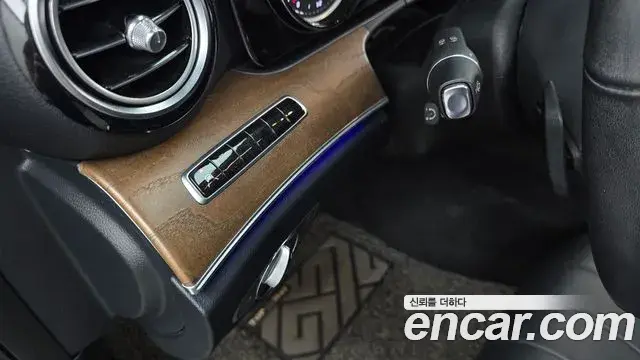 Mercedes-Benz E-Class 2019 — Photo 11/34
