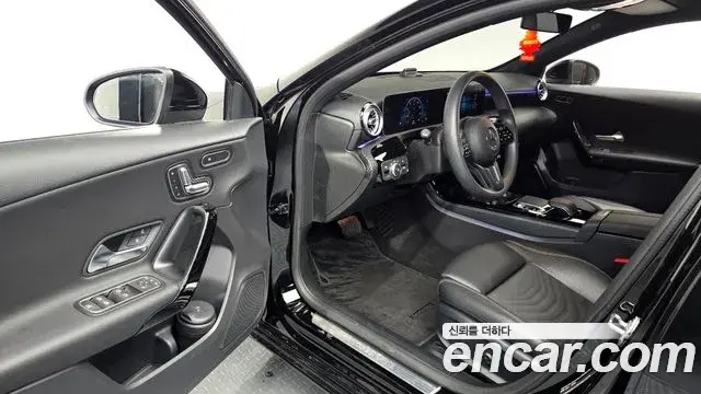 Mercedes-Benz A-Class 2019 — ფოტო 28/30