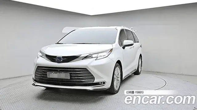 Toyota Sienna 2023 — ფოტო 2/18