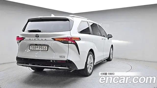 Toyota Sienna 2023 — ფოტო 9/18