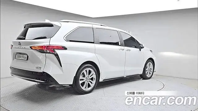Toyota Sienna 2023 — ფოტო 4/18