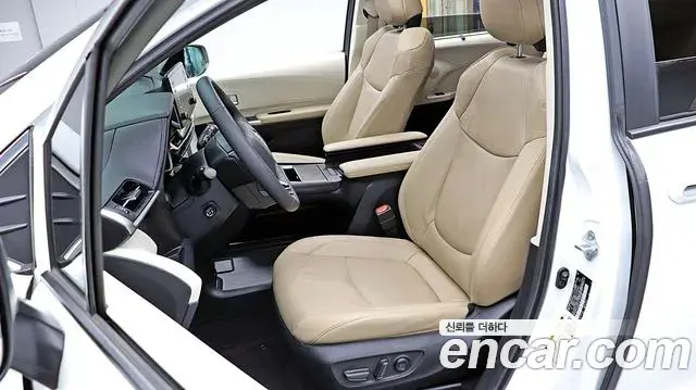 Toyota Sienna 2023 — ფოტო 10/18