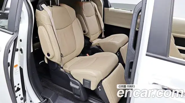 Toyota Sienna 2023 — ფოტო 13/18