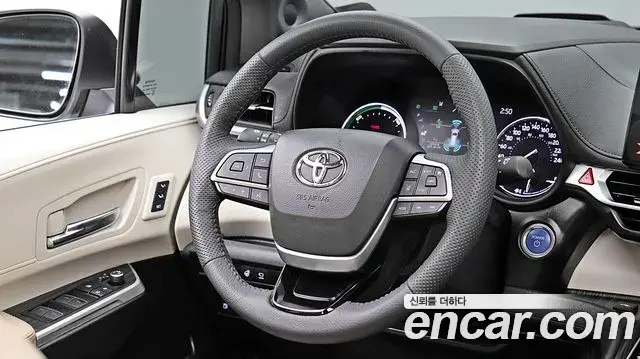 Toyota Sienna 2023 — ფოტო 6/18