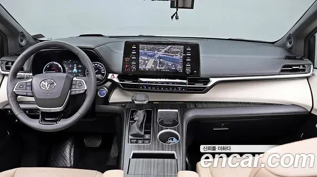 Toyota Sienna 2023 — ფოტო 8/18