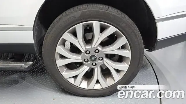 Land Rover Range Rover 2022 — Photo 19/20