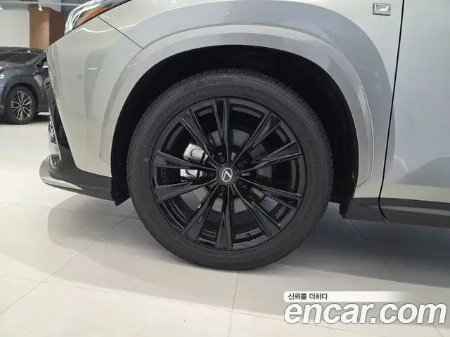 Lexus NX450h+ 2025 — Photo 1/16