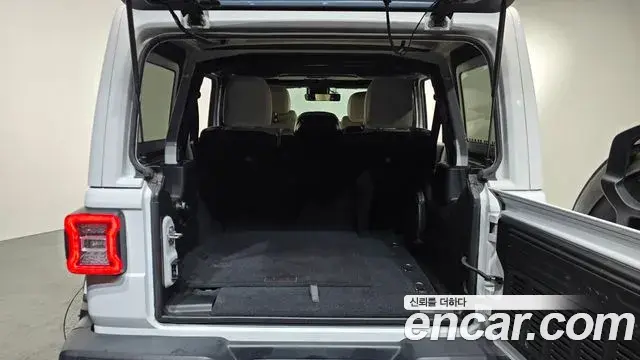 Jeep Wrangler 2019 — ფოტო 13/31