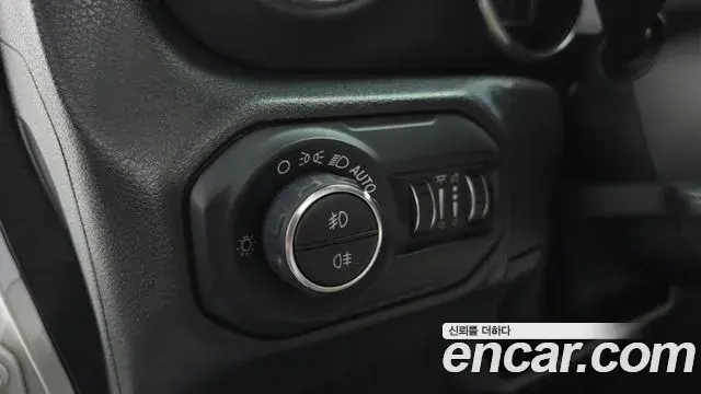 Jeep Wrangler 2019 — ფოტო 29/31