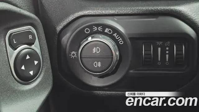 Jeep Wrangler 2019 — ფოტო 22/31