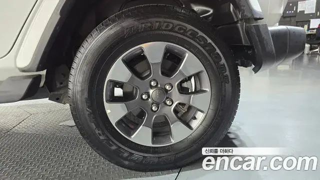 Jeep Wrangler 2019 — ფოტო 17/31