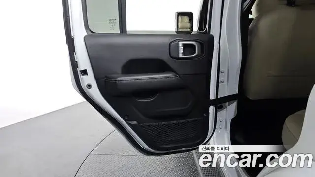 Jeep Wrangler 2019 — ფოტო 15/31