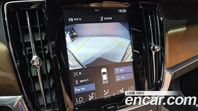 Volvo S90 2019 — Photo 16/37