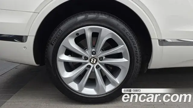 Bentley Bentayga 2020 — Photo 11/20