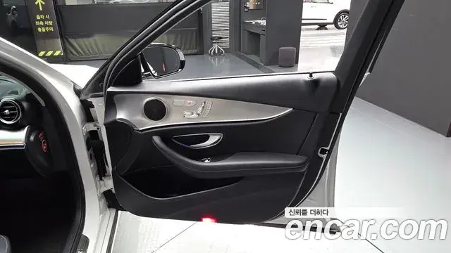 Mercedes-Benz E-Class 2019 — Şəkil 19/33