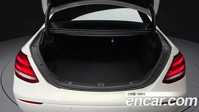 Mercedes-Benz E-Class 2019 — Şəkil 26/33
