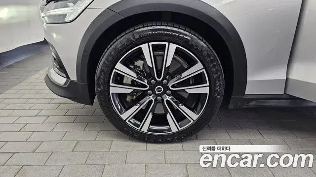 Volvo V60 Cross Country 2024 — ფოტო 29/34