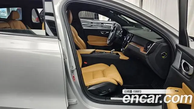 Volvo V60 Cross Country 2024 — ფოტო 33/34