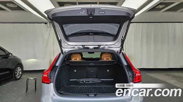 Volvo V60 Cross Country 2024 — ფოტო 25/34