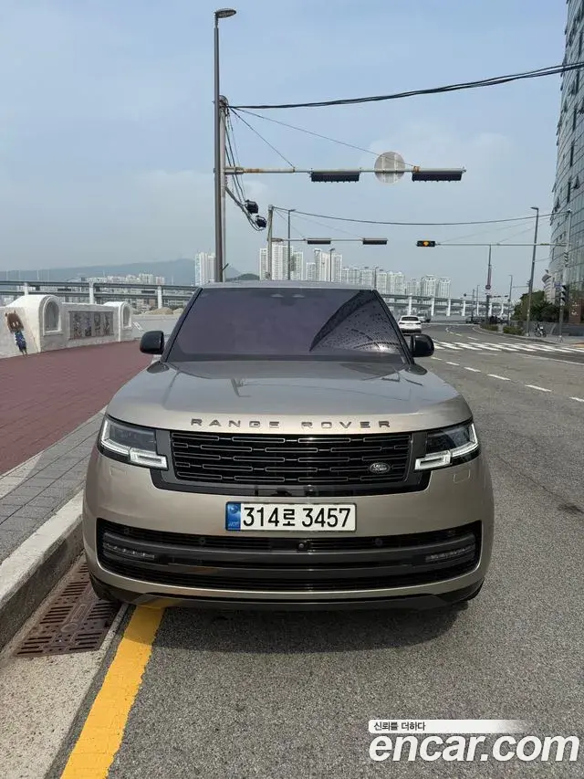 Land Rover Range Rover 2023 — Photo 1/10