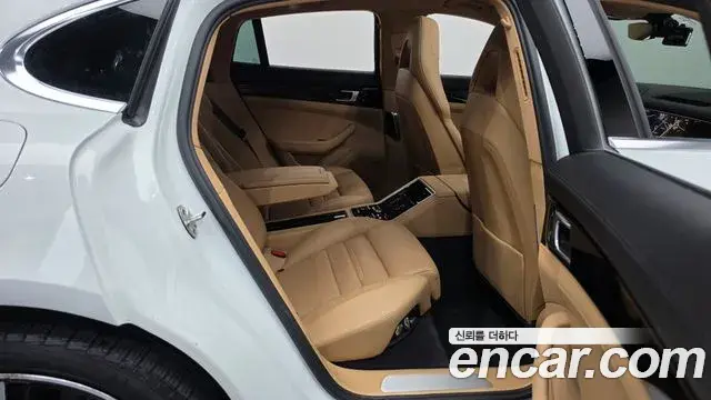 Porsche Panamera 2019 — ფოტო 32/39