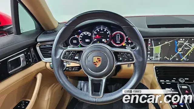 Porsche Panamera 2019 — ფოტო 16/39
