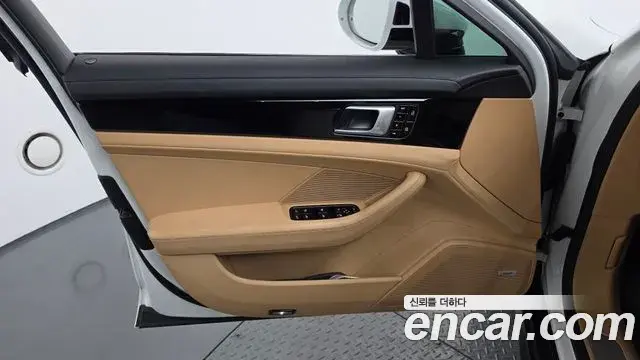 Porsche Panamera 2019 — ფოტო 20/39