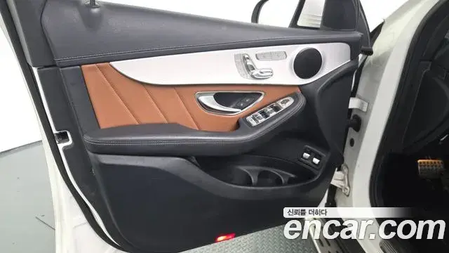 Mercedes-Benz GLC-Class 2022 — Photo 12/31