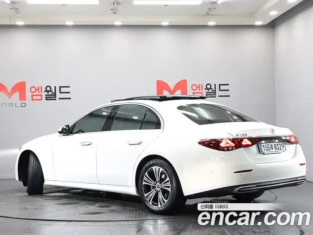 Mercedes-Benz E-Class 2024 — Photo 4/20