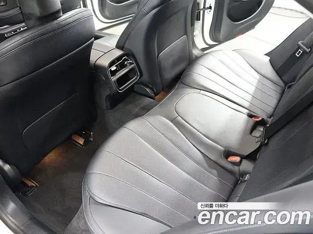 Mercedes-Benz E-Class 2024 — Photo 8/20